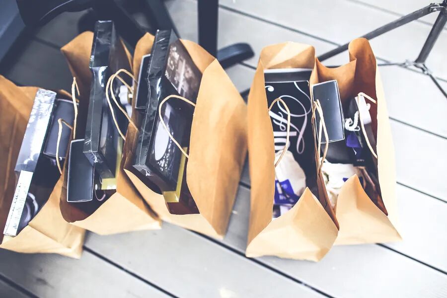 kaboompics.com_Brown-shopping-bags-1 Jakie prawa przysługują konsumentowi? – Czyli jak świadomie zwracać lub reklamować, cz. 1
